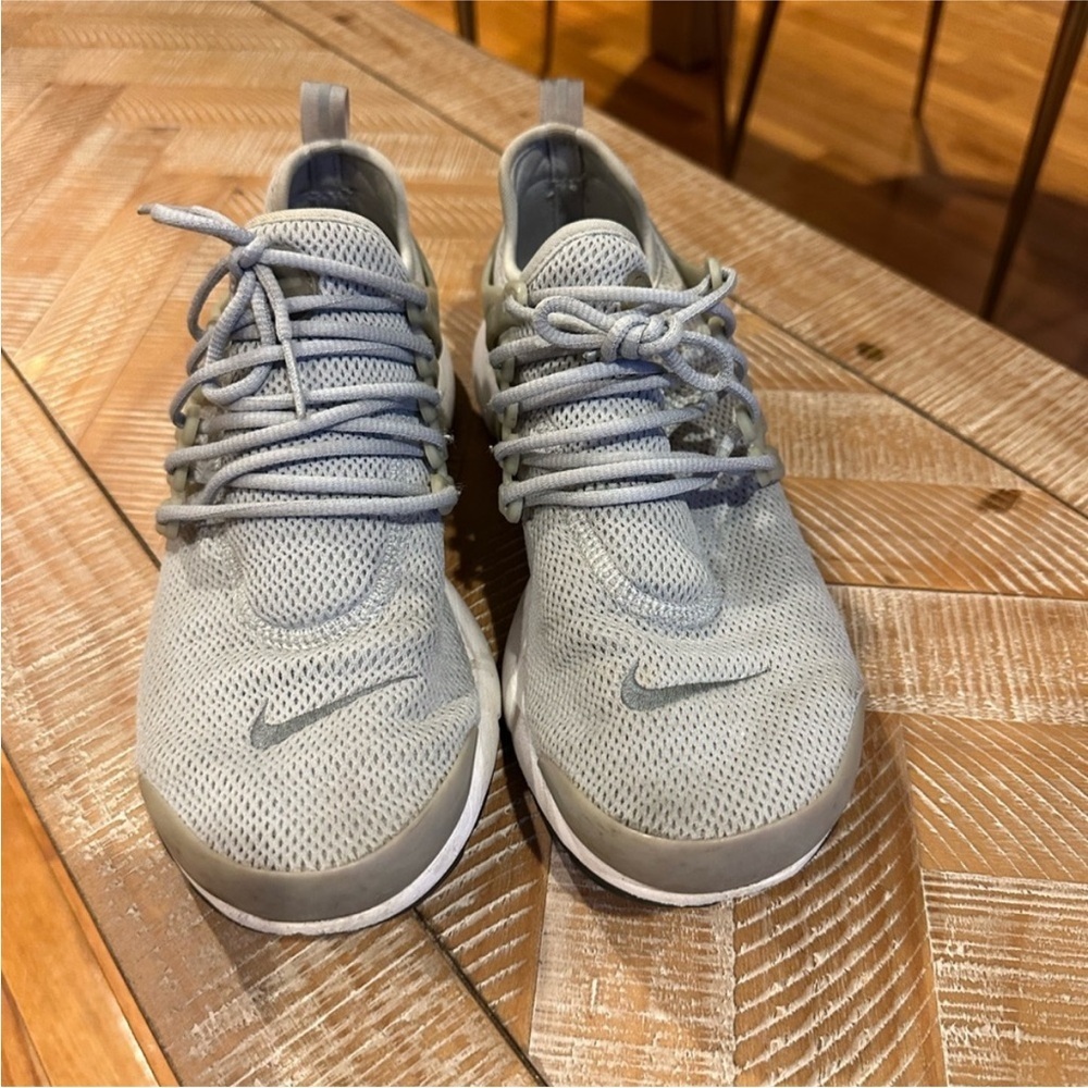 Nike Light Gray Athletic Shoes - Picture 2 of 4